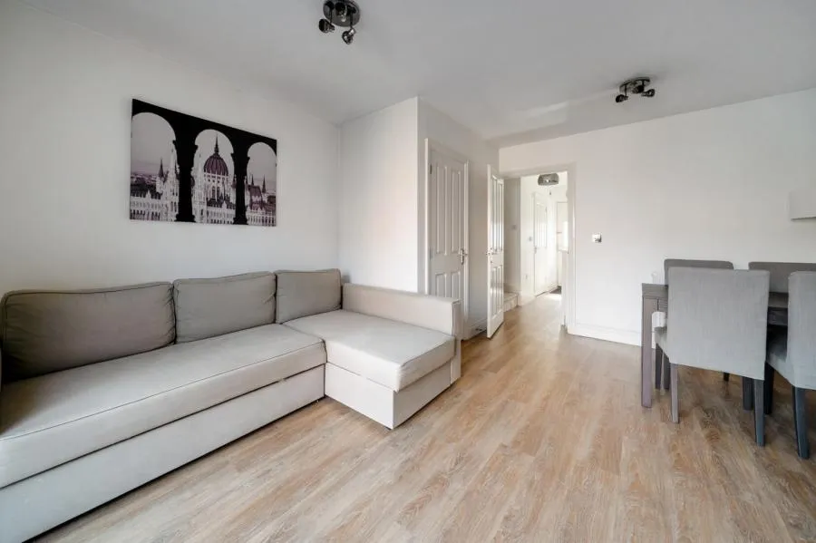 Gomer Road, Bagshot, GU19, photo 3