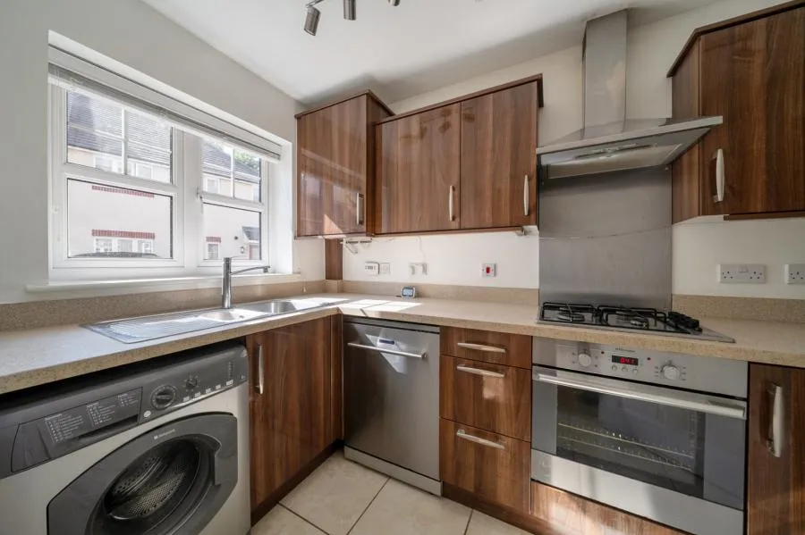 Gomer Road, Bagshot, GU19, photo 12