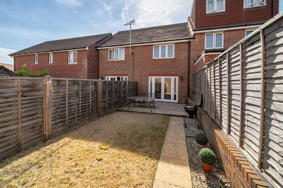 Gomer Road, Bagshot, GU19, photo 17