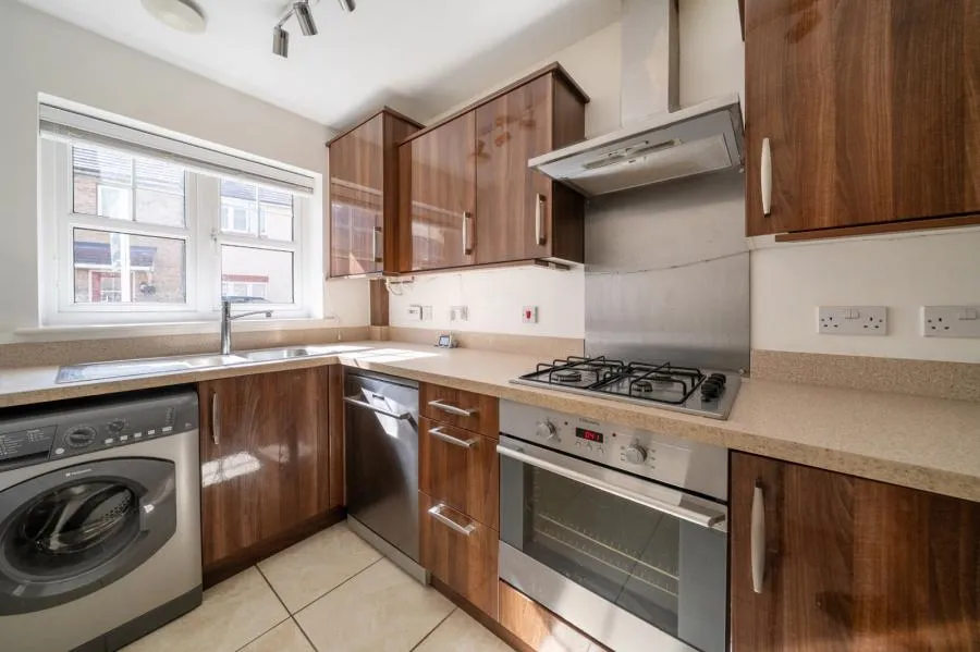 Gomer Road, Bagshot, GU19, photo 2