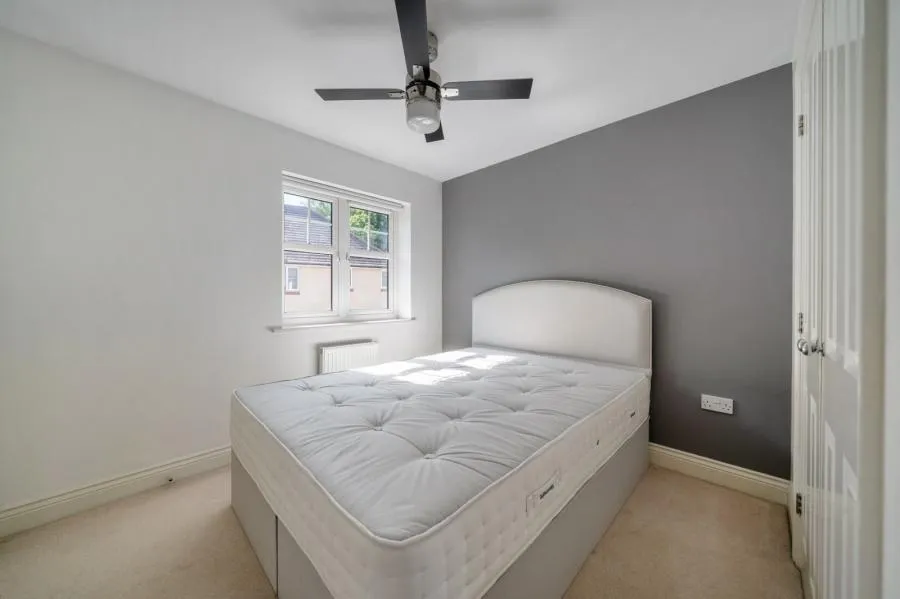 Gomer Road, Bagshot, GU19, photo 8