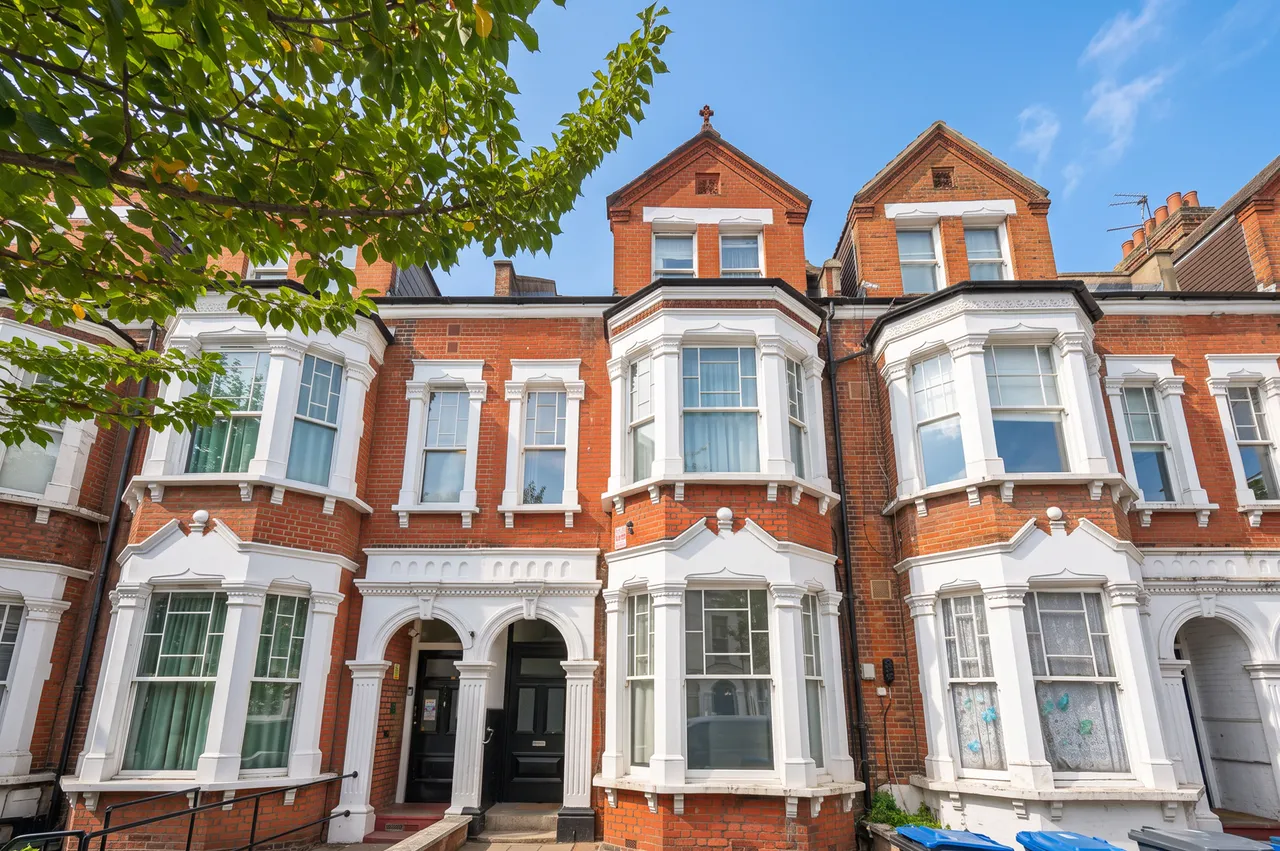 flat to rent — Flat 5, 43 Callcott Road, London