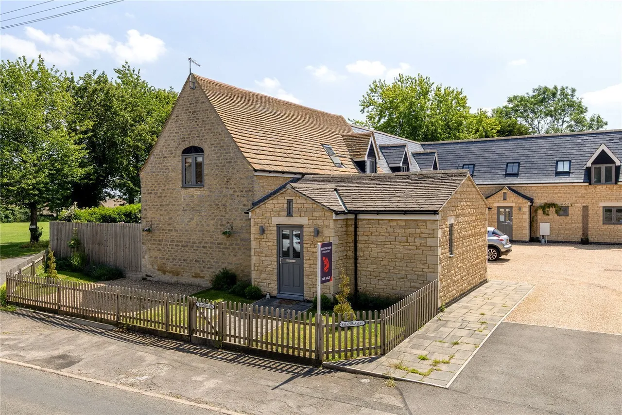 3 bed property for sale, Wheatsheaf Mews, Upper Benefield, PE8