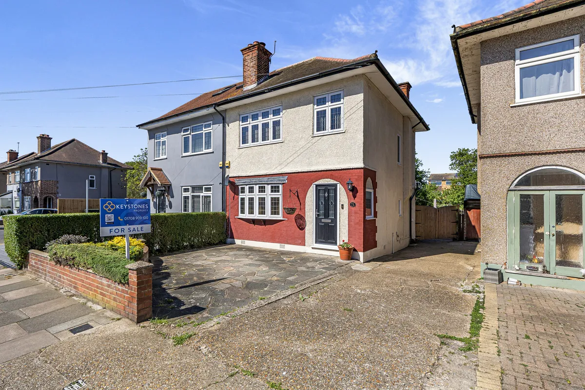 3 bed house for sale — Carter Drive, Romford, Collier Row, RM5 2PH