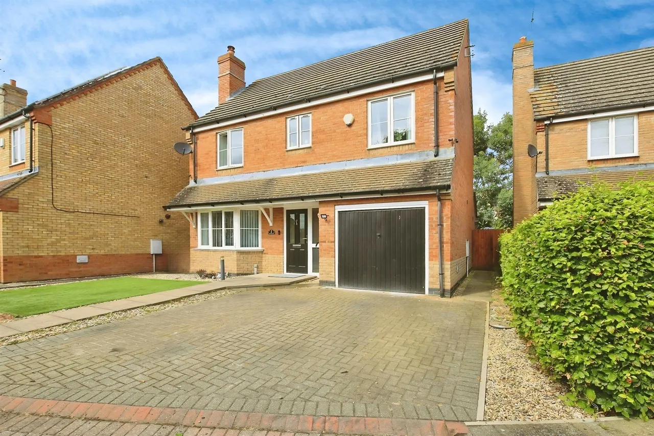 4 bed house for sale — Swale Close, March