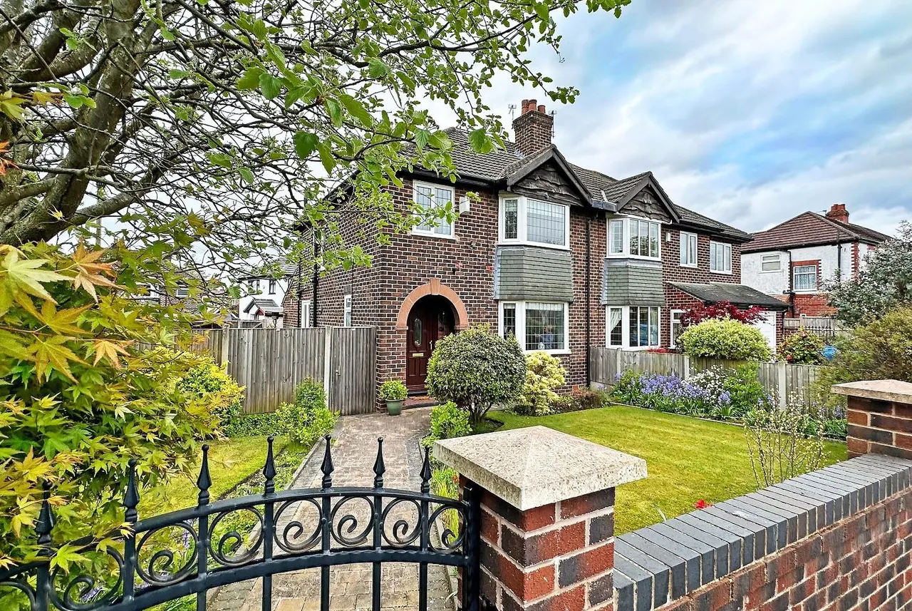 4 bed house for sale — Stockport Road, Timperley WA15 7SF