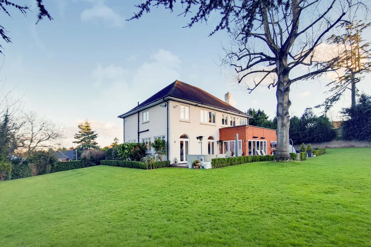 Alpina, 22 Coombe Ridings, Kingston upon Thames, photo 4