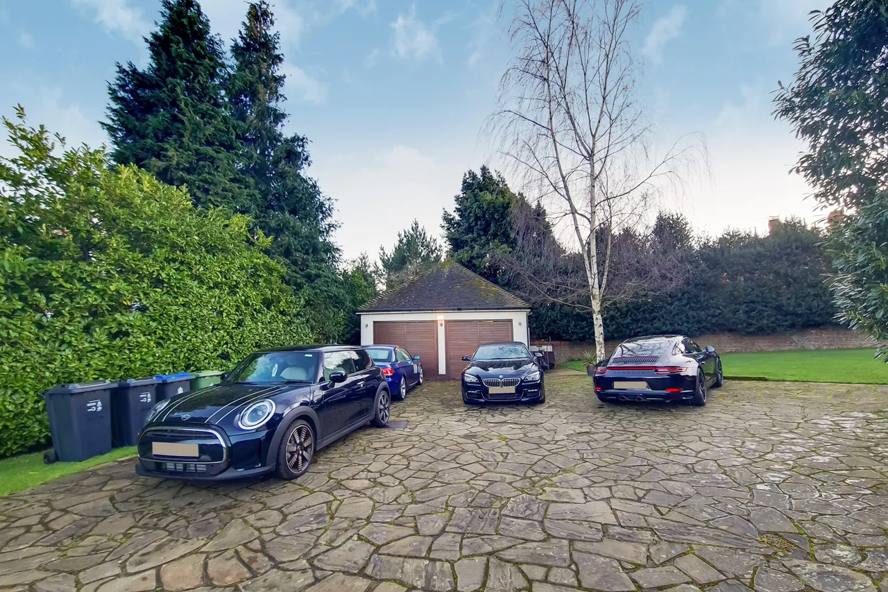 Alpina, 22 Coombe Ridings, Kingston upon Thames, photo 12