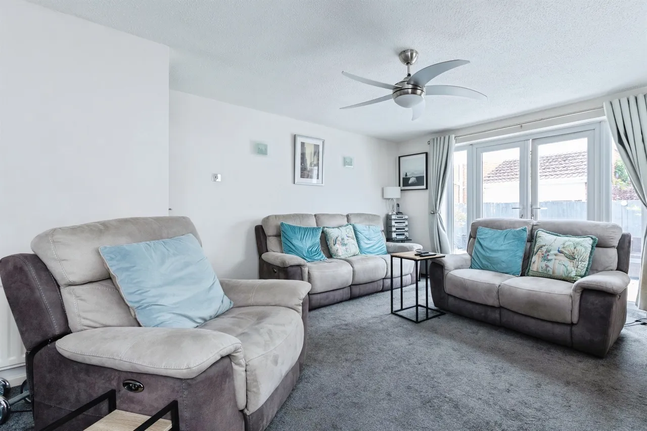 Dunedin Drive, Ferndown, photo 2
