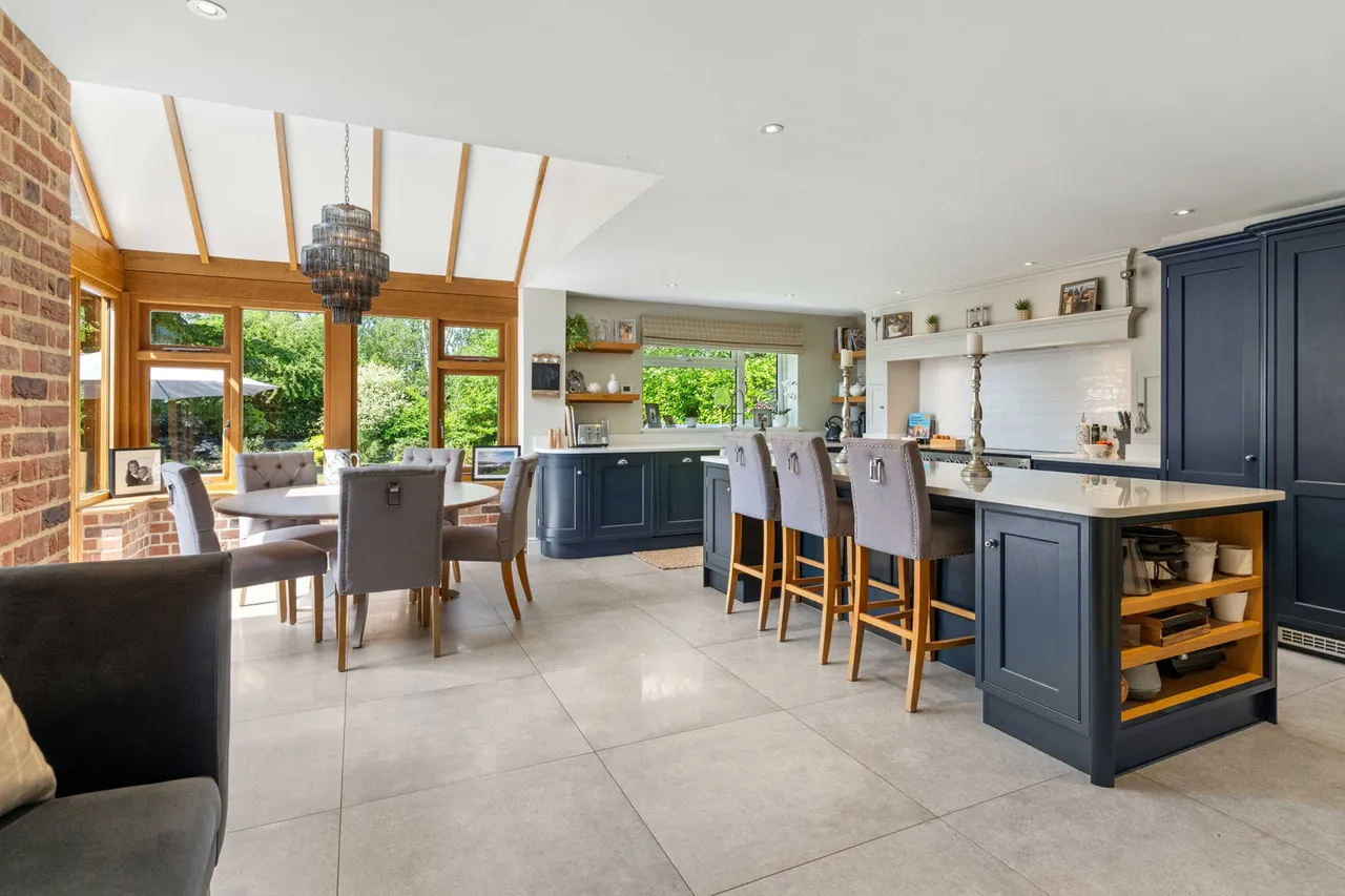 Stunning Chain Free Cottage in popular villlage, photo 2