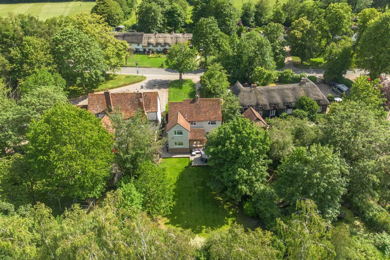 Stunning Chain Free Cottage in popular villlage, photo 37