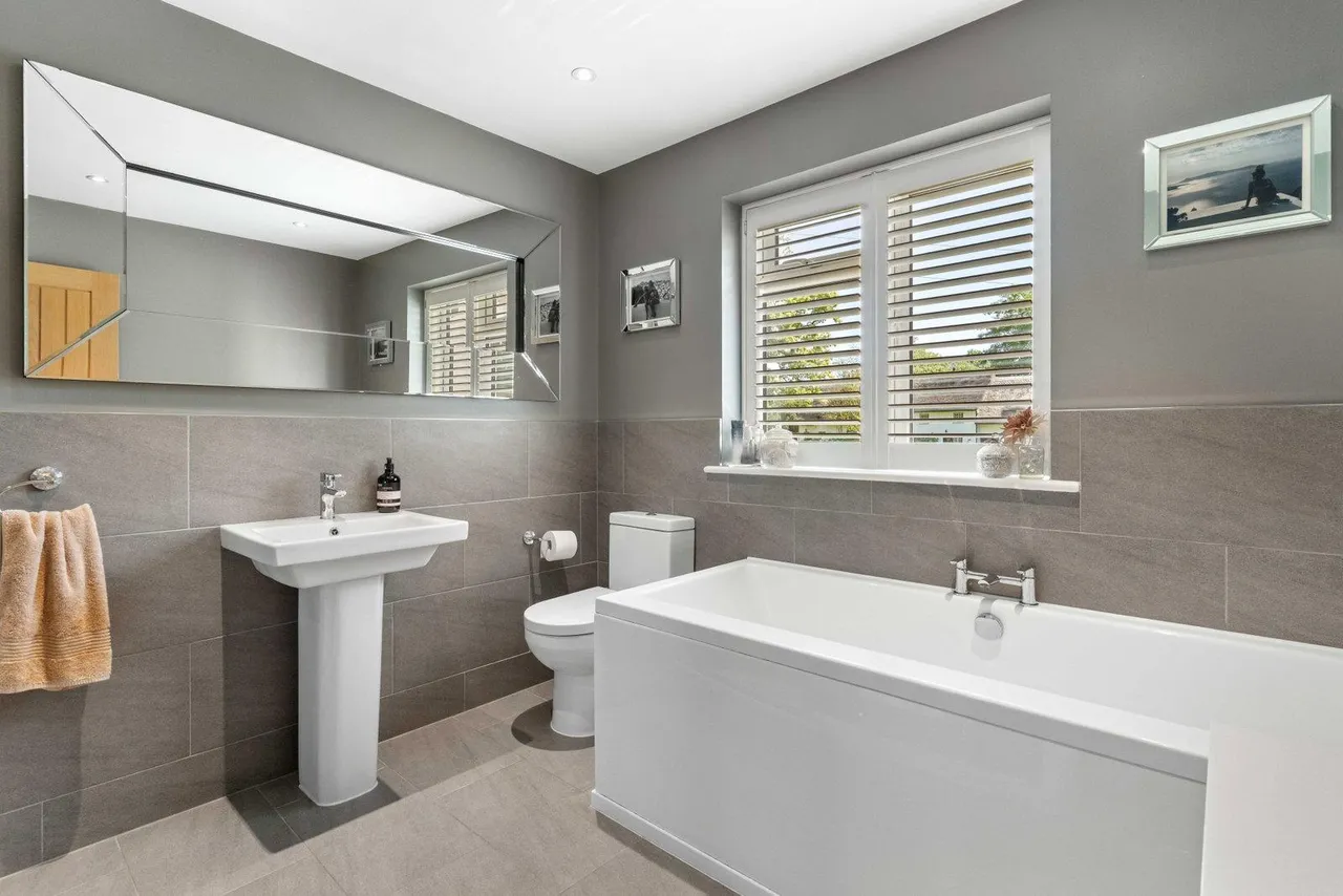 Stunning Chain Free Cottage in popular villlage, photo 29
