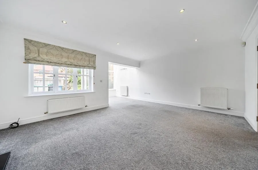 Oakwood Court, Hartley Wintney, RG27, photo 3