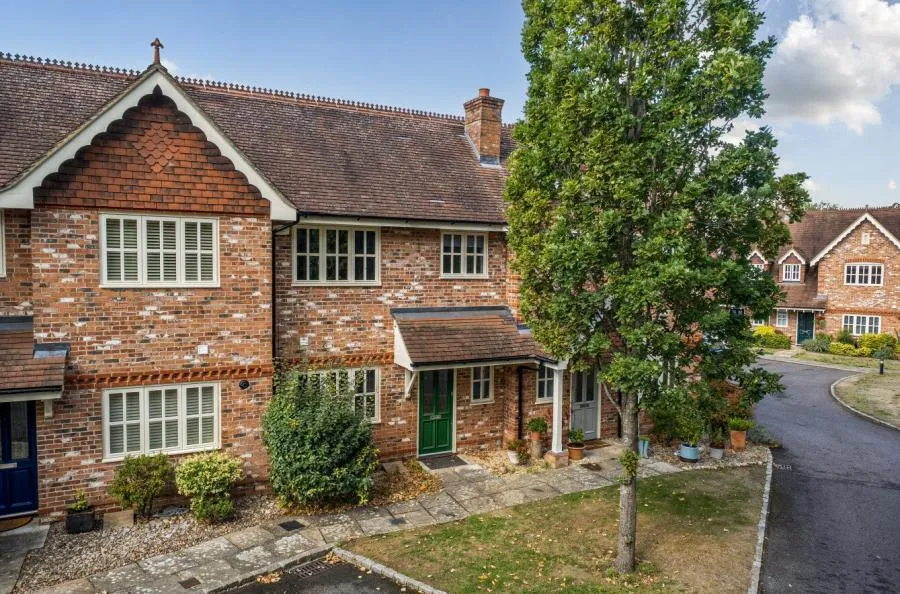 3 bed house for sale, Oakwood Court, Hartley Wintney, RG27