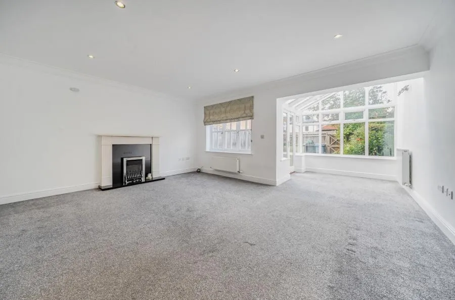 Oakwood Court, Hartley Wintney, RG27, photo 2