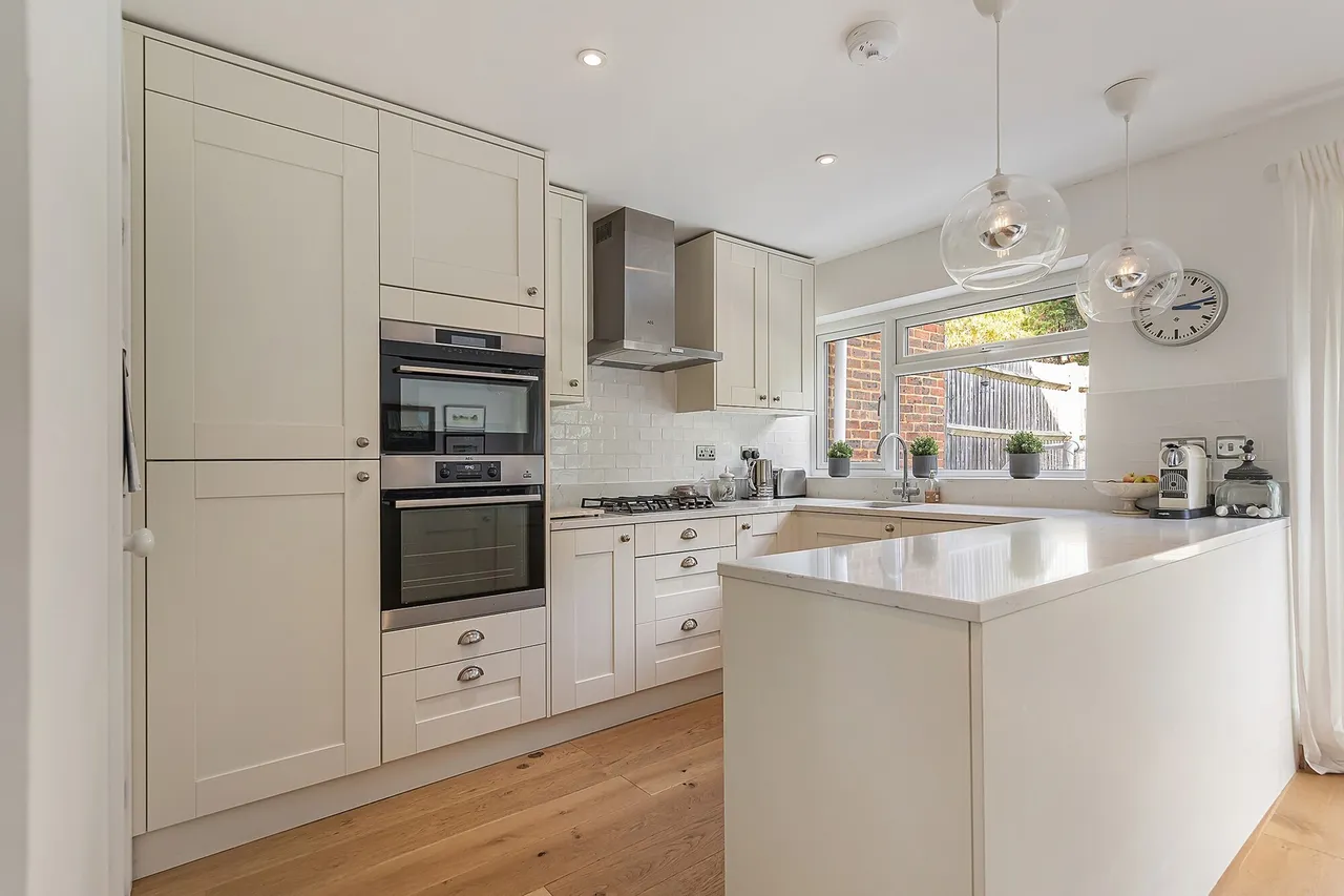 4 bed house to rent, Hillview, London, SW20