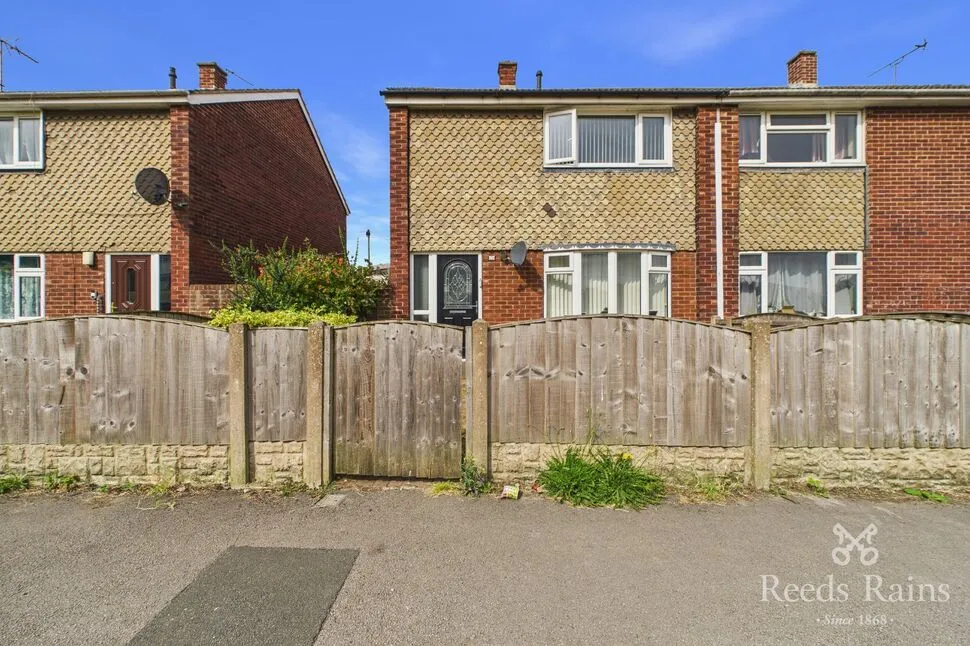 2 bed house for sale — Poplar Grove, Knottingley, West Yorkshire, WF11
