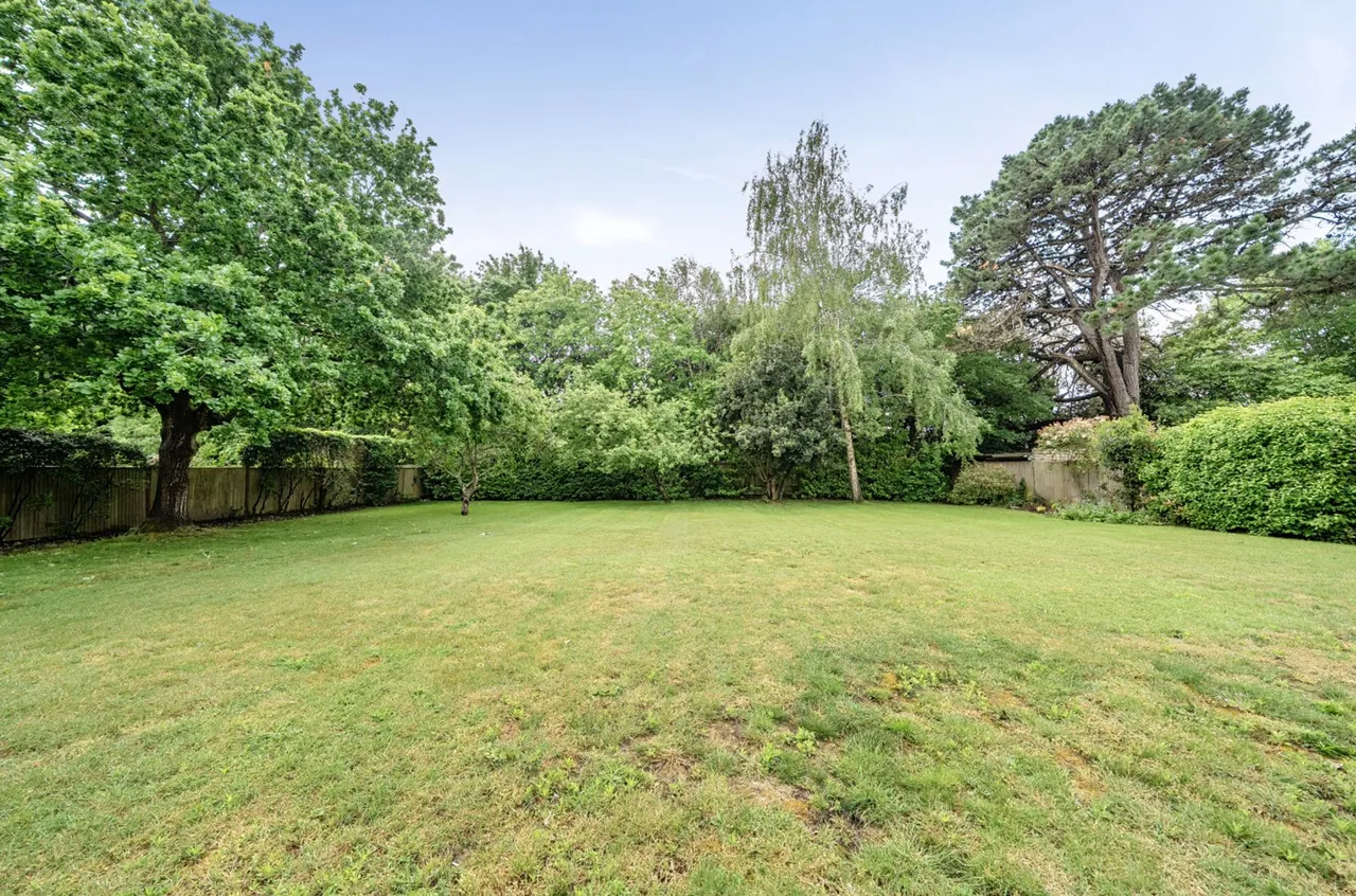 Fishbourne Road East, PO19, photo 3