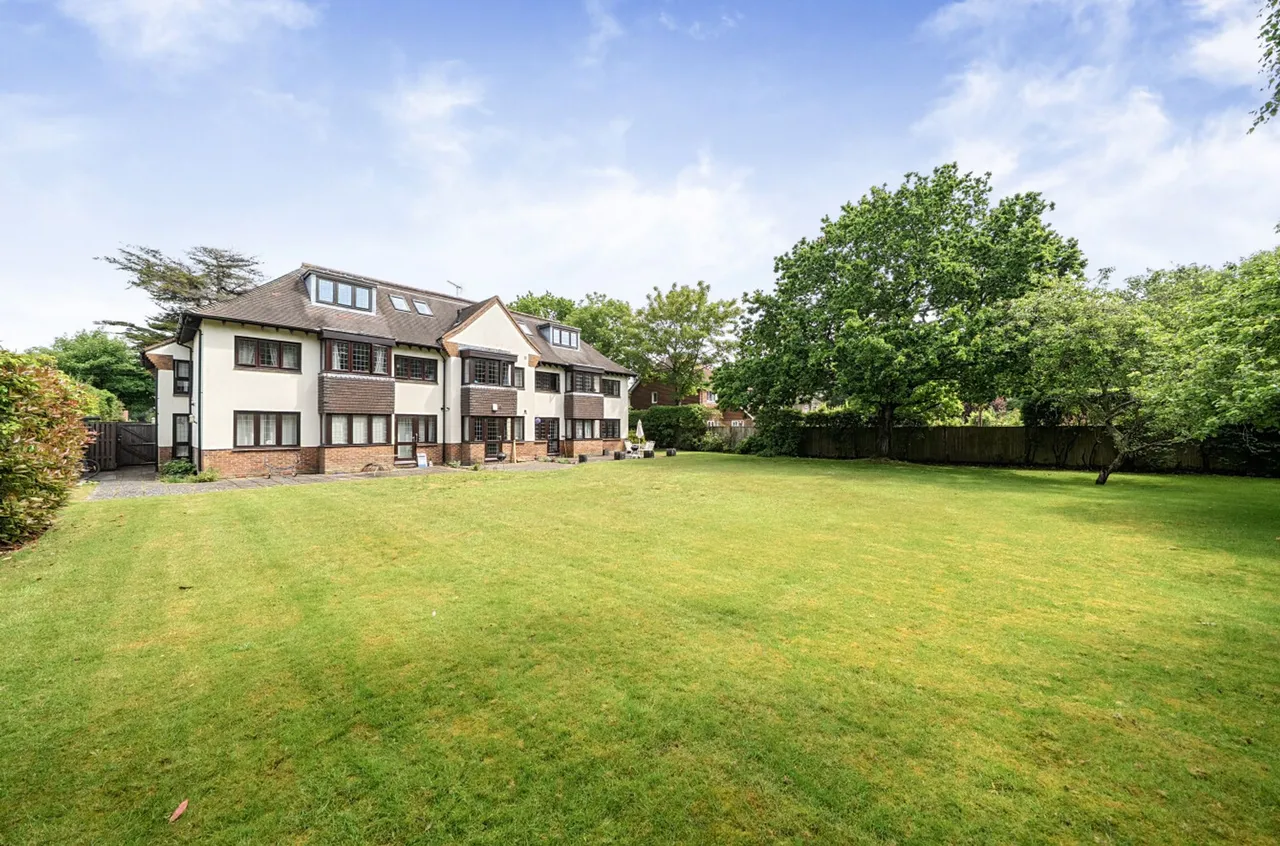 Fishbourne Road East, PO19, photo 8