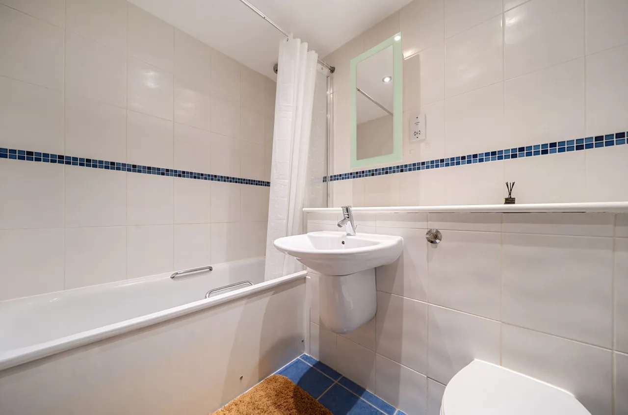 Fishbourne Road East, PO19, photo 14