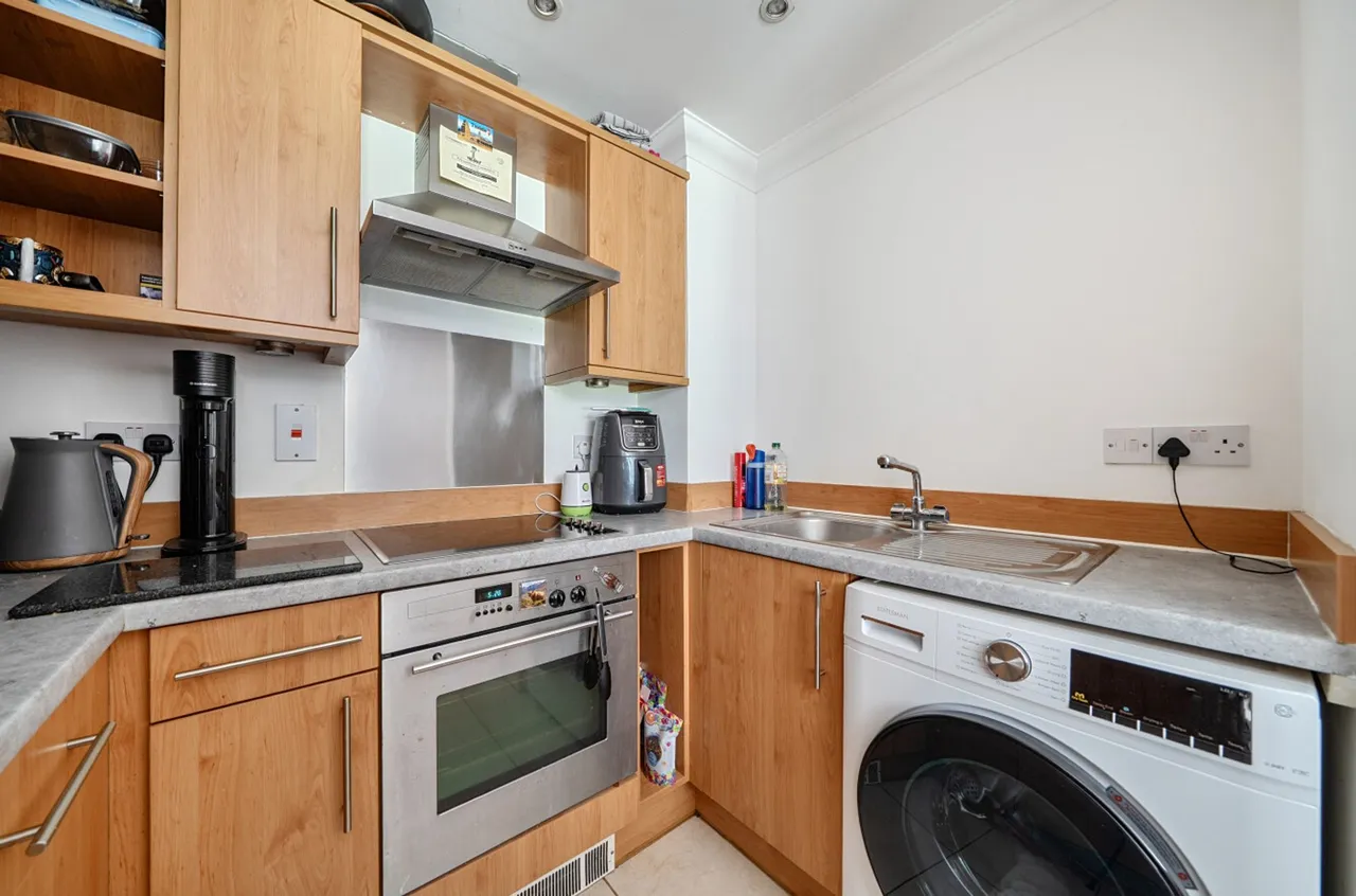 Fishbourne Road East, PO19, photo 6