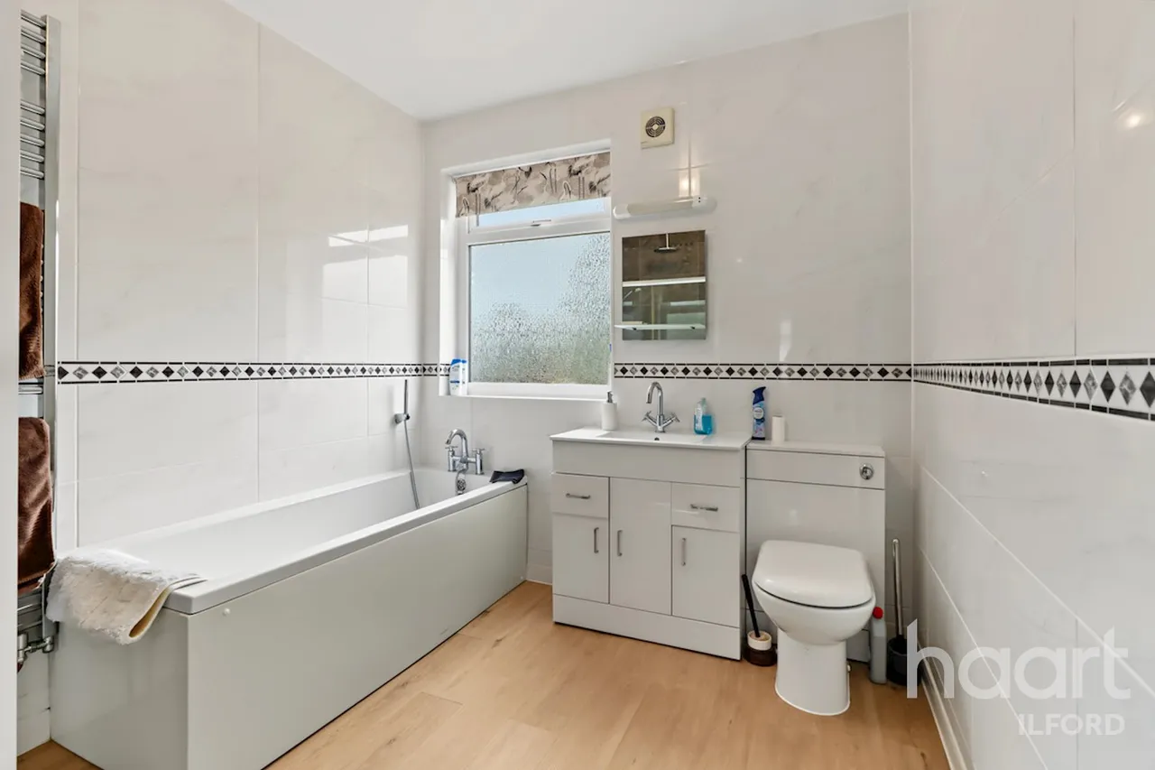 Rochester Gardens, Ilford, IG1, photo 20