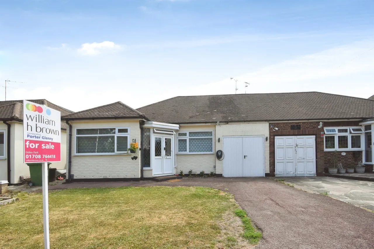 3 bed house for sale, Millbrook Gardens, Gidea Park, RM2