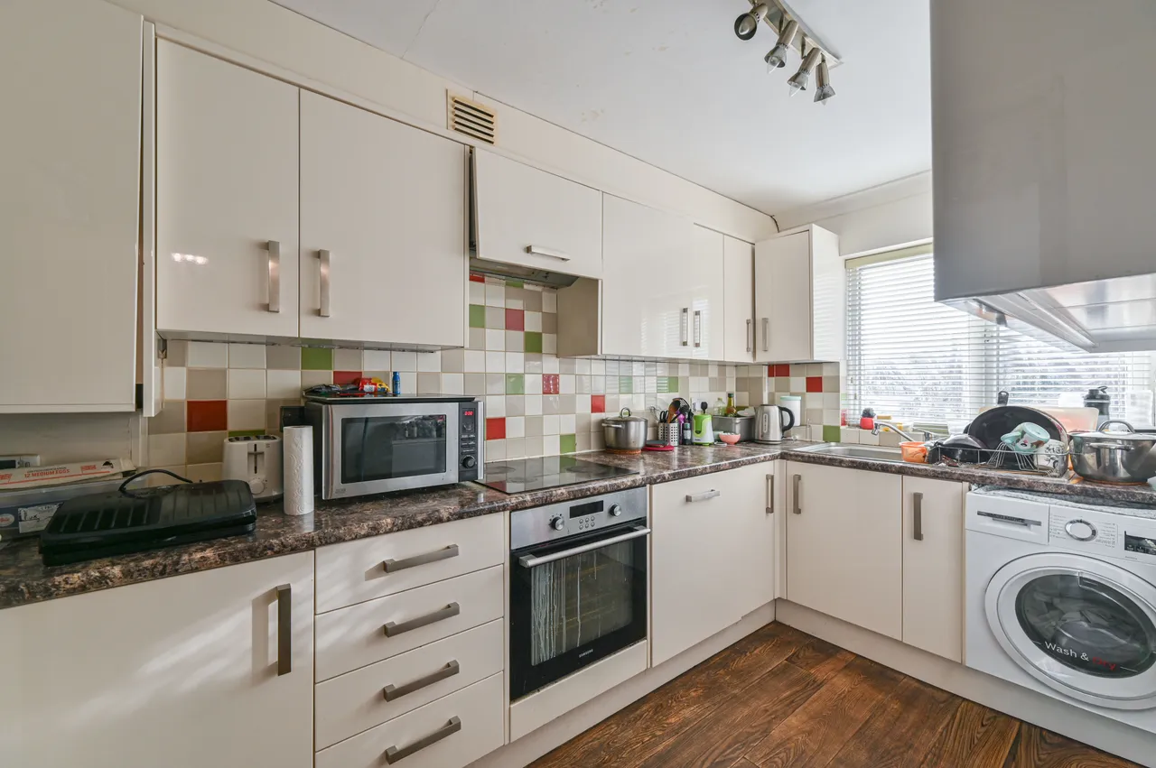 Mitcham, CR4, photo 3