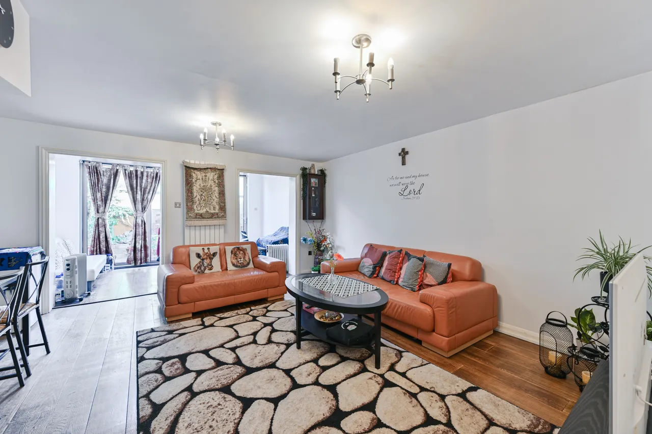 Mitcham, CR4, photo 4