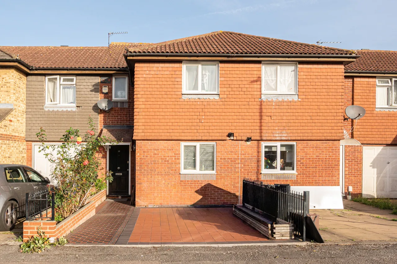 Mitcham, CR4, photo 12