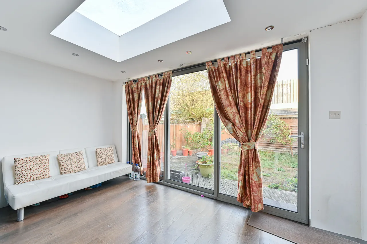 Mitcham, CR4, photo 5