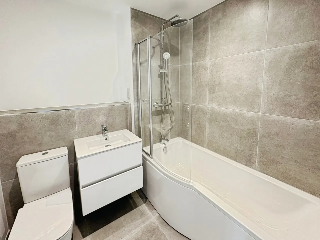 Turnpike Close, Runfold, Farnham, Hampshire, GU10 1FX, photo 10