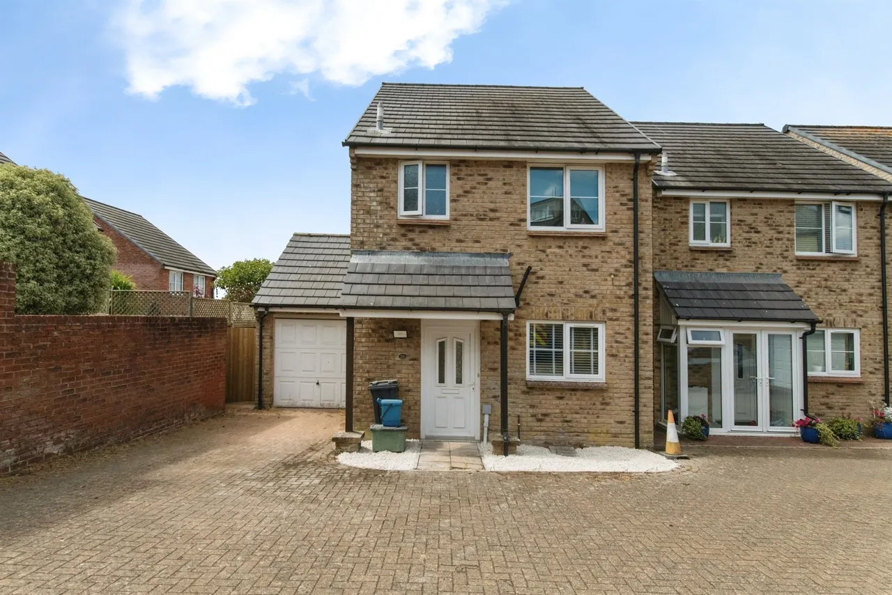 2 bed house for sale — Swain Close, Axminster