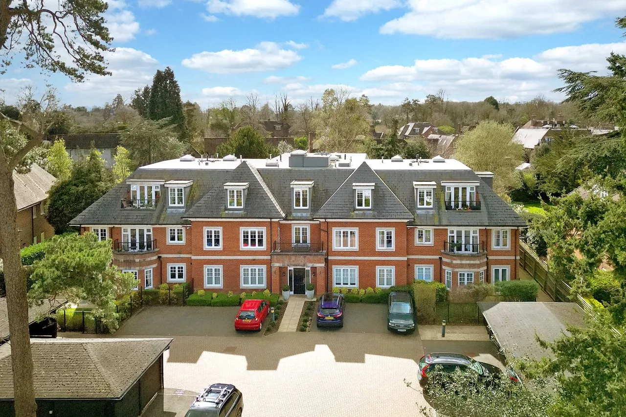 2 bed flat for sale, Station Road, Beaconsfield, HP9