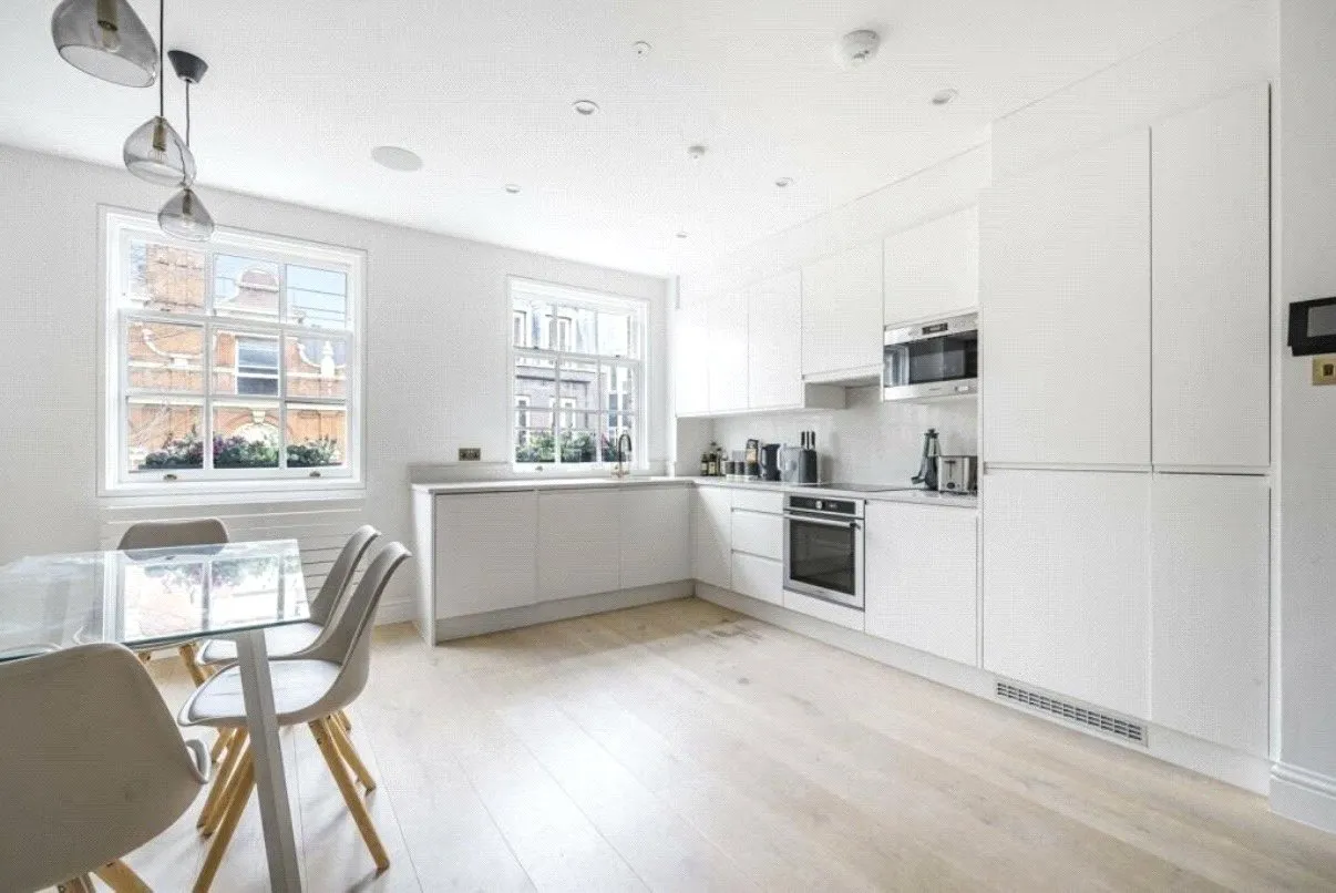 3 bed flat to rent — Windmill Street, Marylebone, London, W1T 2HX