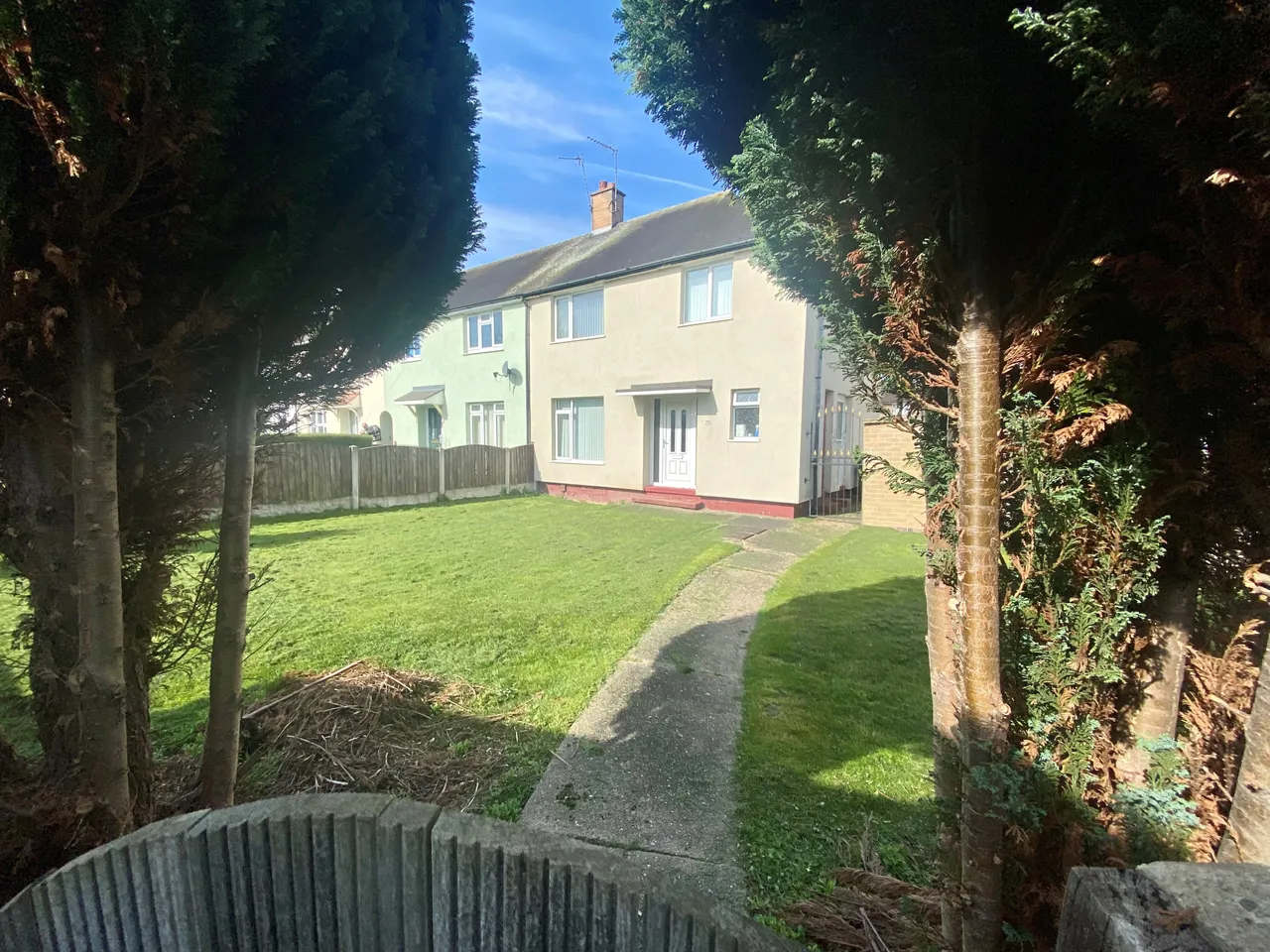 3 bed house to rent — Conifer Crescent, Clifton