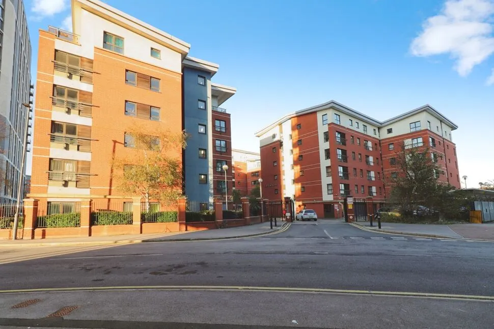 2 bed flat for sale — Millsands, Sheffield, S3