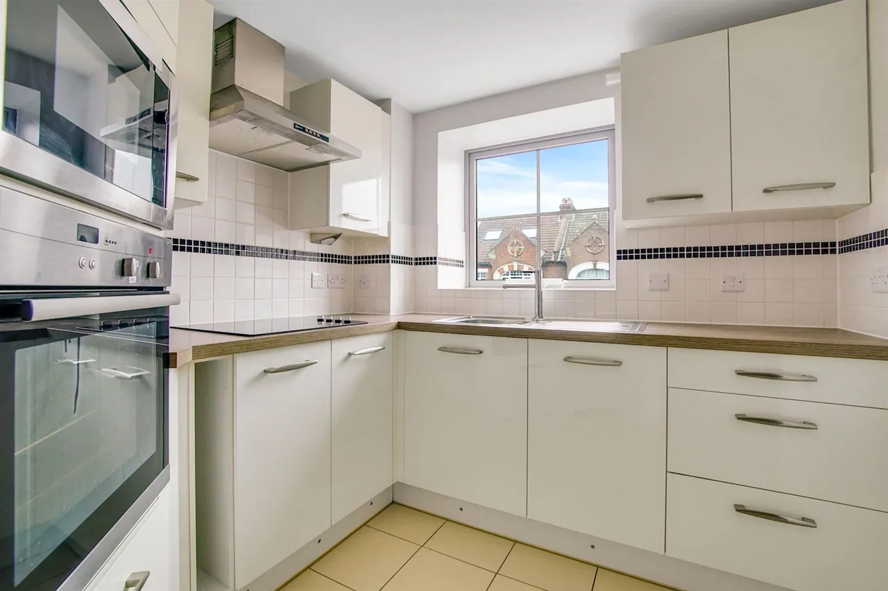 Kingston Road, Raynes Park, SW20, photo 16