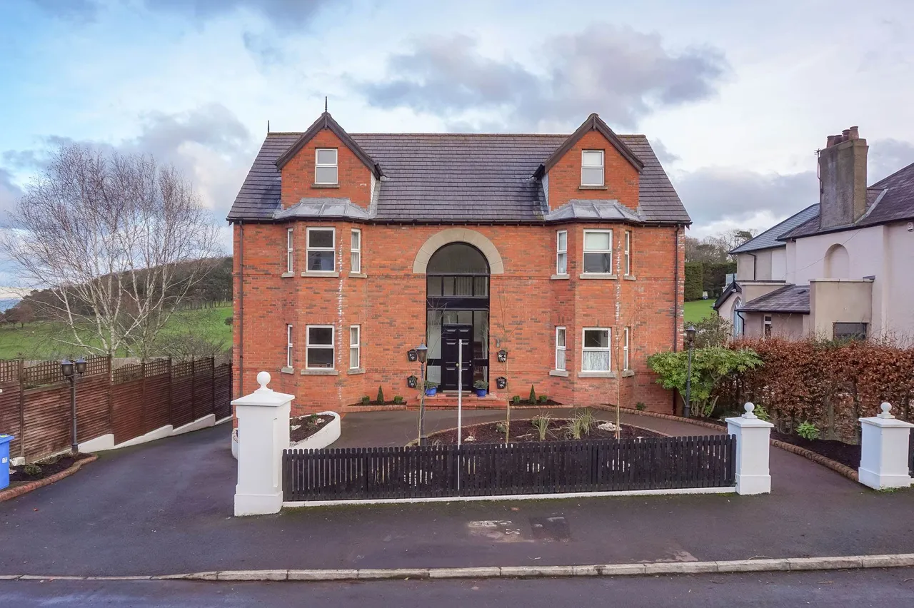 2 bed flat to rent, Church Road, Helens Bay, BT19