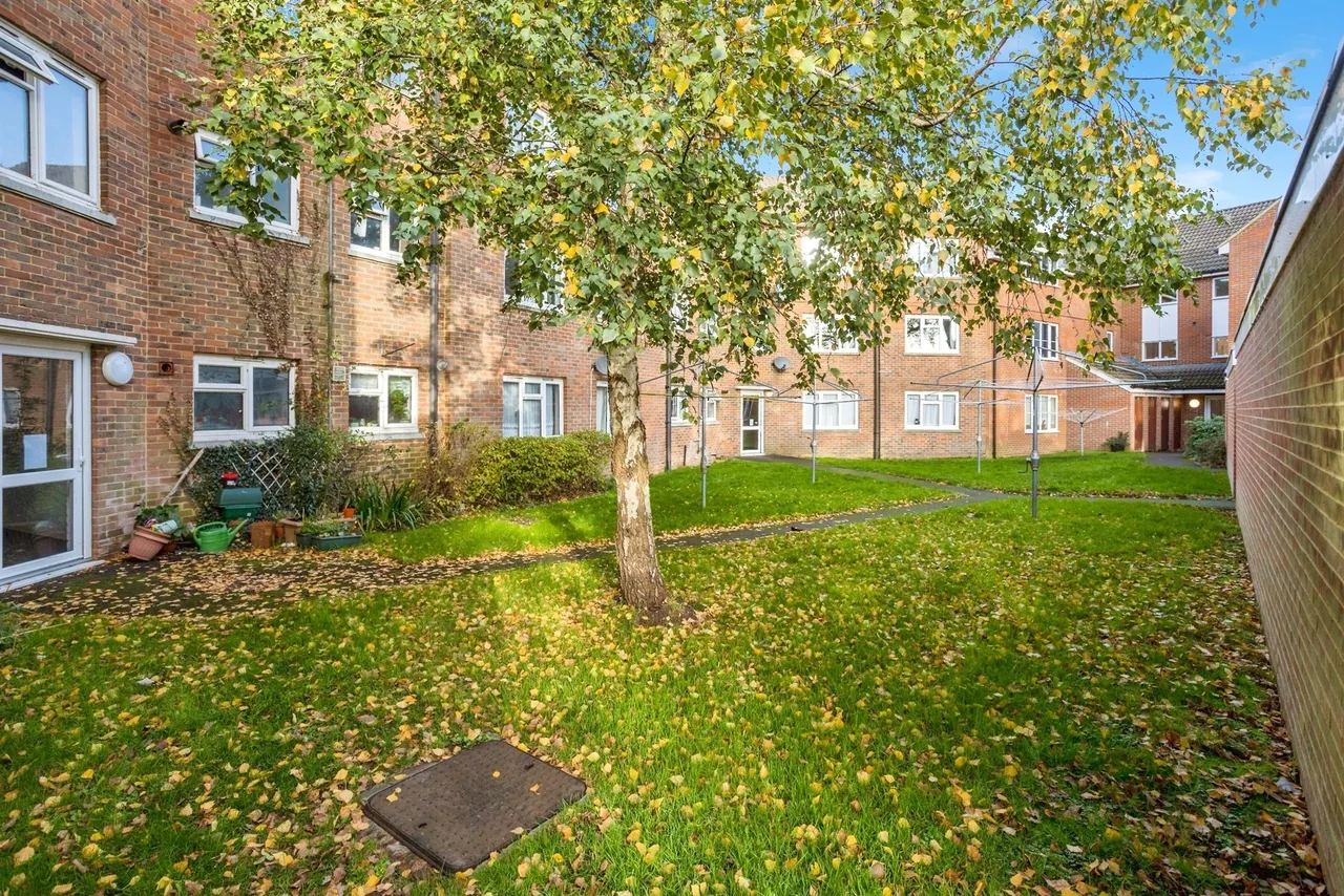 2 bed flat for sale — Birches Road, Horsham
