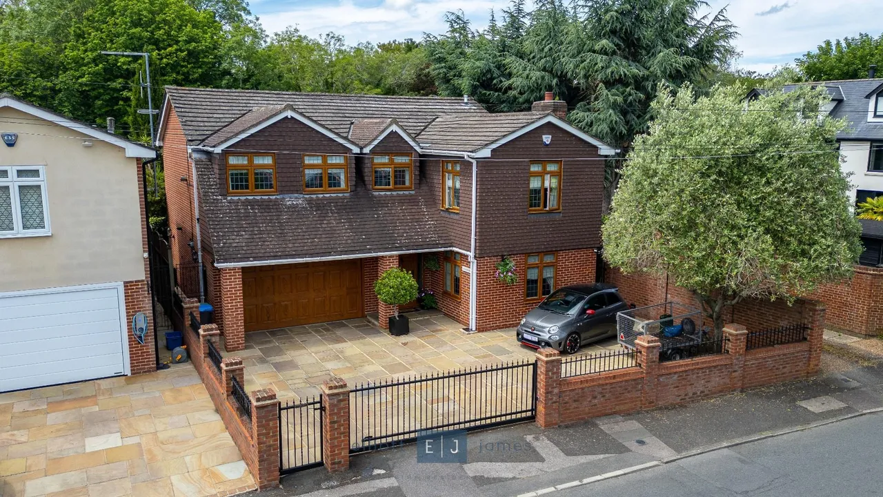 4 bed house for sale — Stanmore Way, Loughton