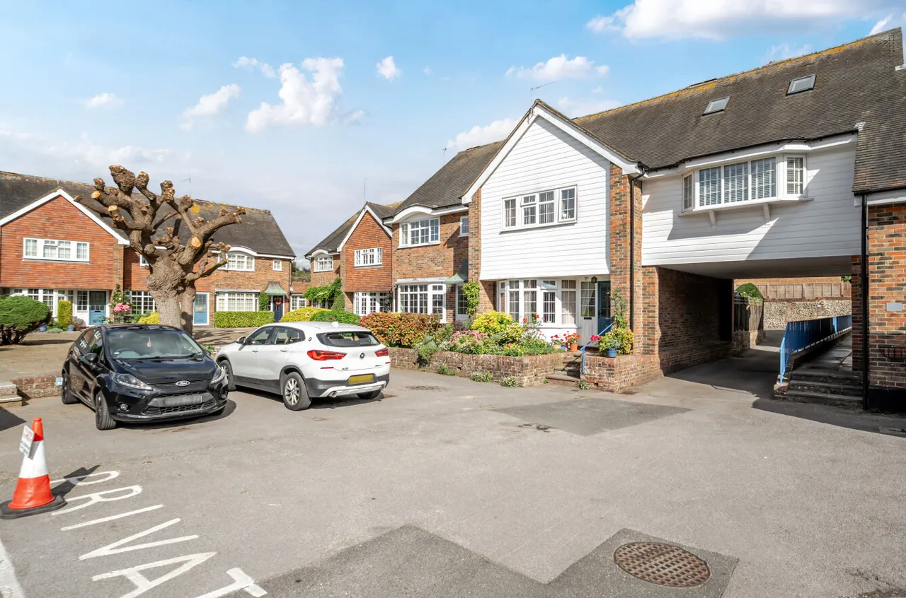 2 bed house for sale, Horsham Road, Findon, BN14