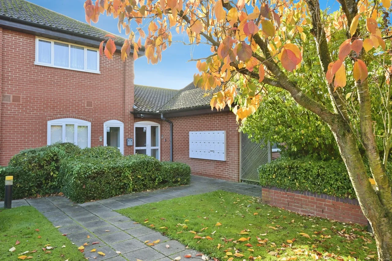 1 bed flat for sale — Cambridge Road, Puckeridge, Ware