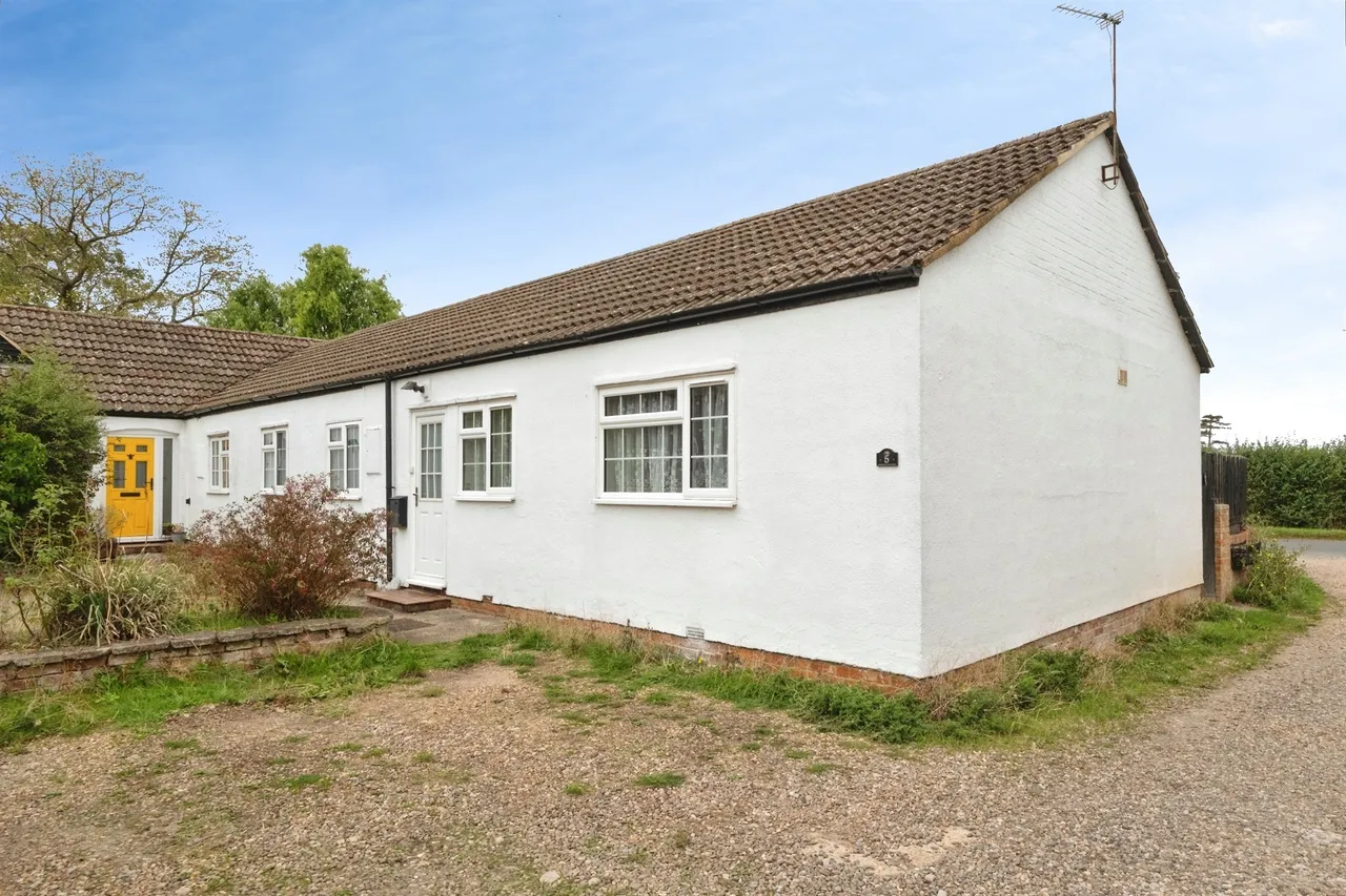 2 bed house for sale, Bicester Road, Twyford, MK18