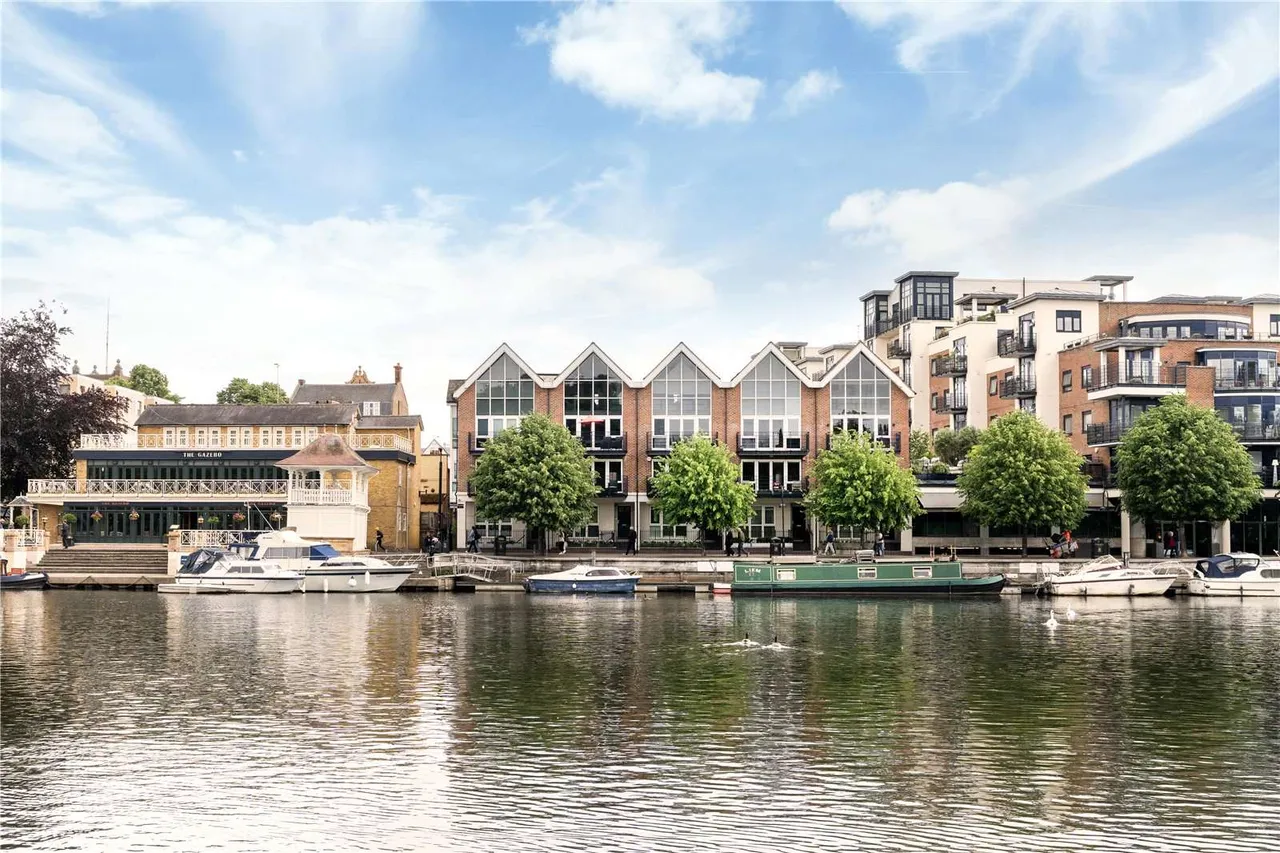 4 bed house for sale, Quayside Walk, Charter Quay, KT1