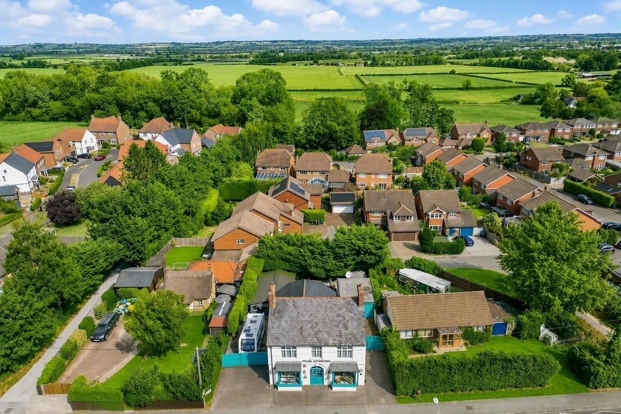 5 bed house for sale — Oxford Road, Stone, Aylesbury