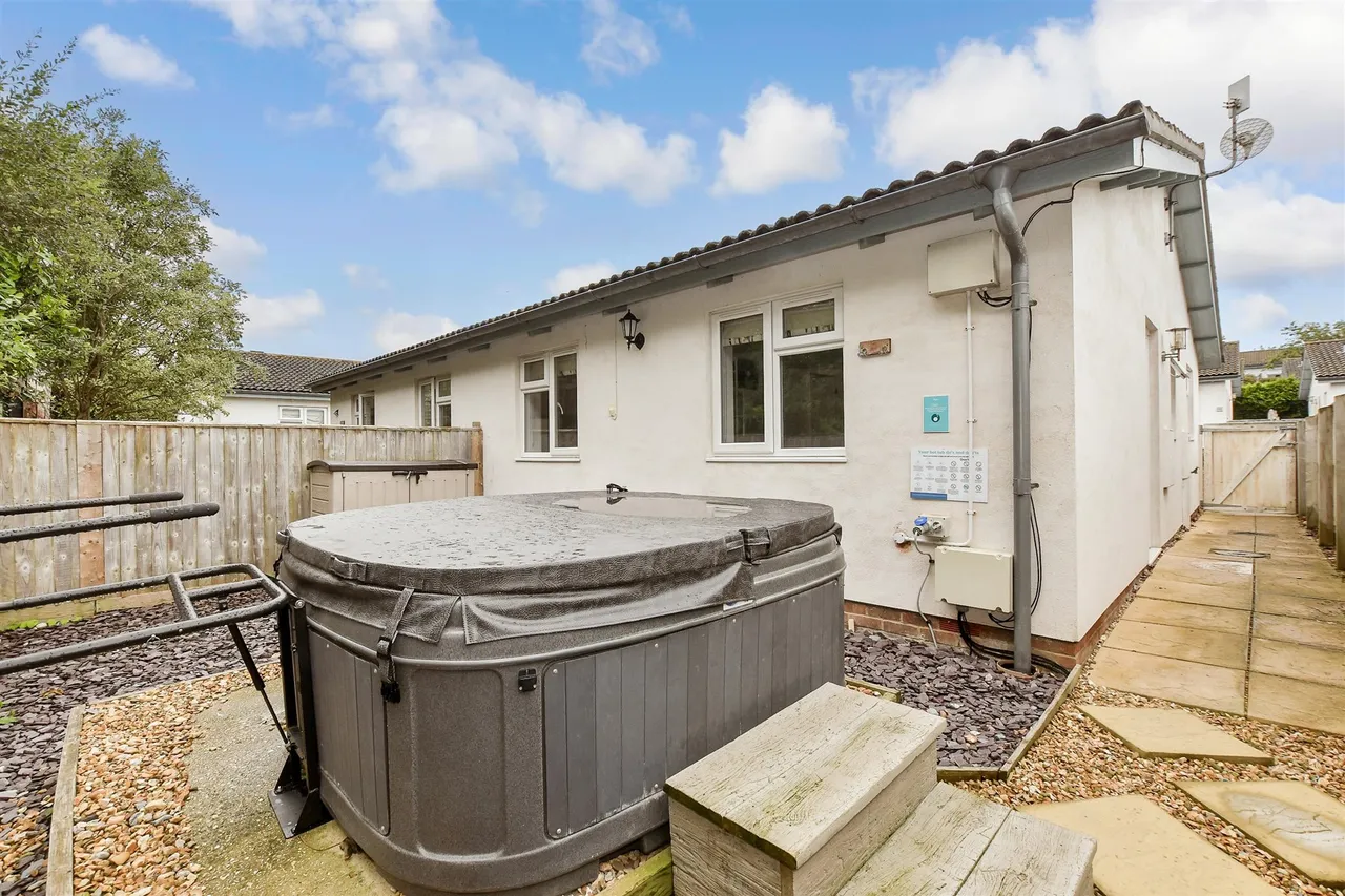 Fort Warden Road, Totland Bay, PO39, photo 9