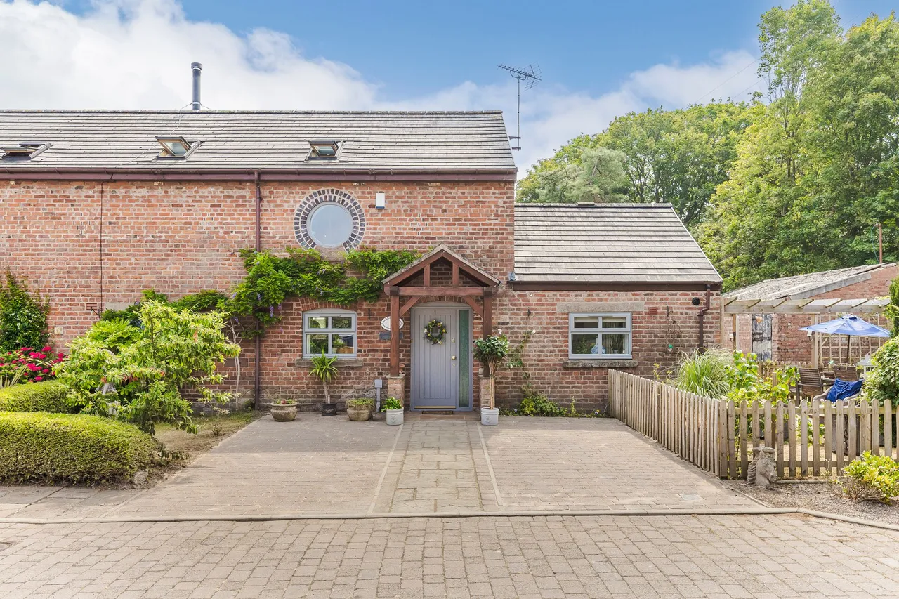 2 bed barn for sale, Oakmere Barns Farm Road, Northwich