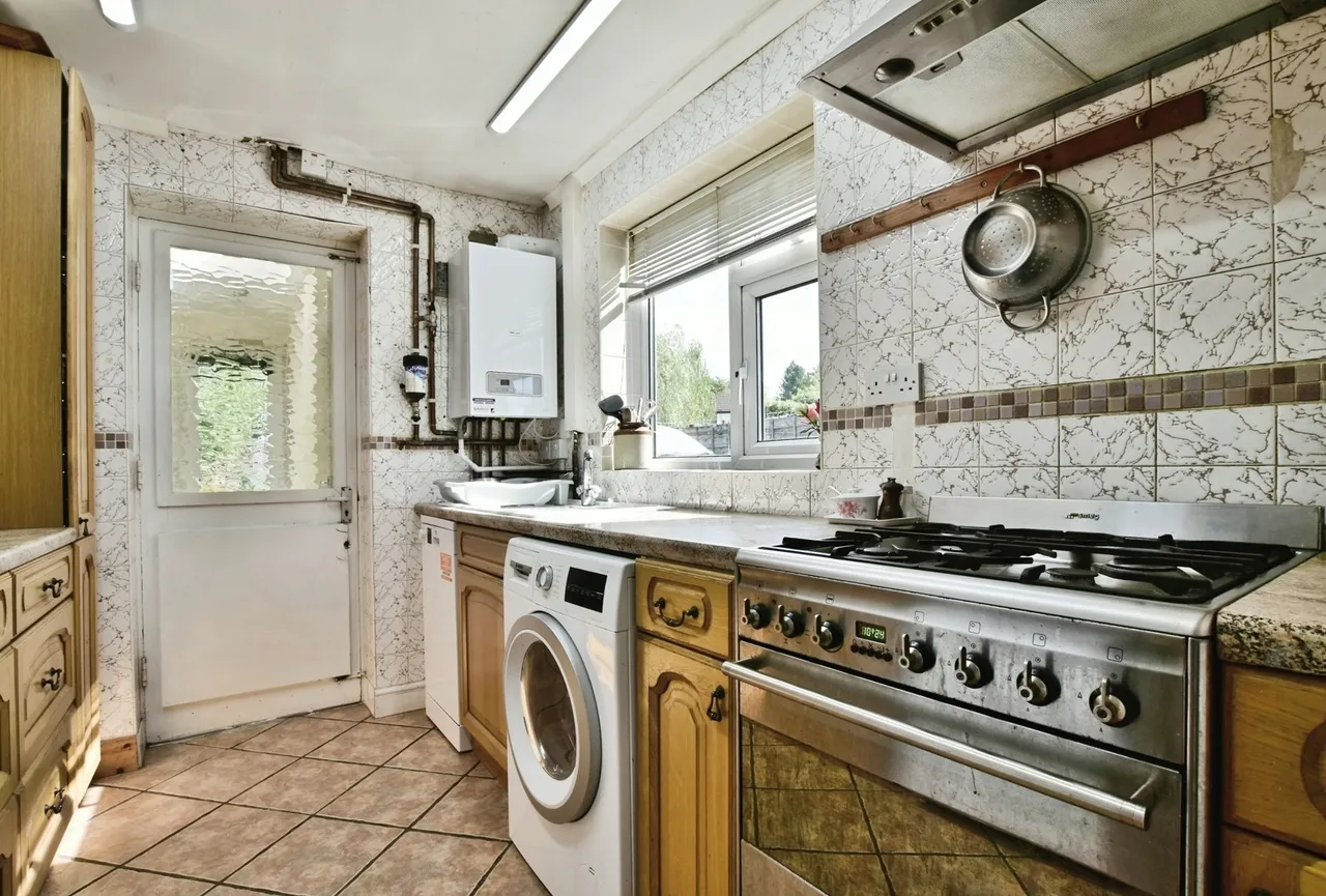 Lynton Drive, High Lane, Stockport, Greater Manchester, SK6, photo 2