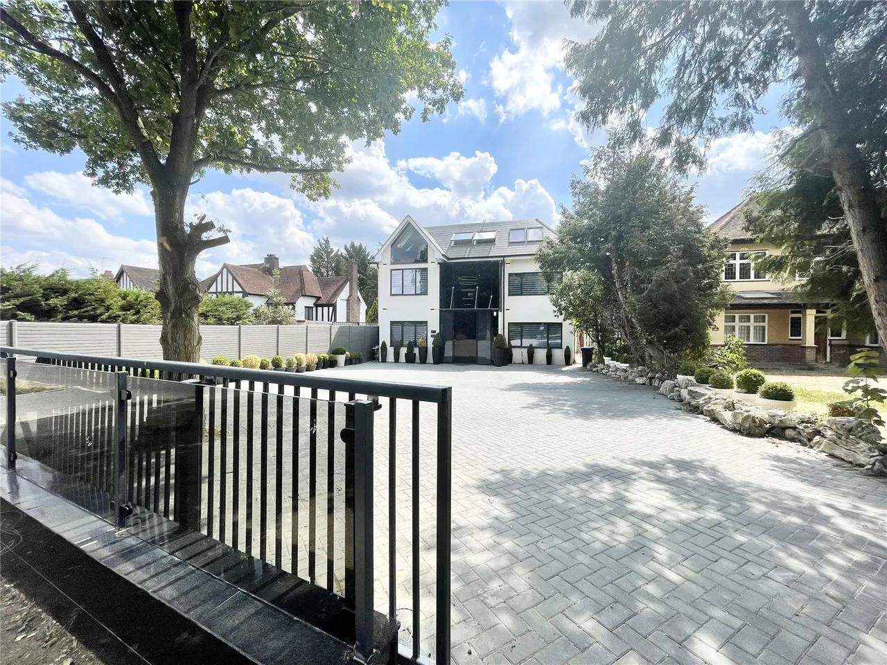 5 bed house to rent — Waggon Road, Barnet, EN4 0HL